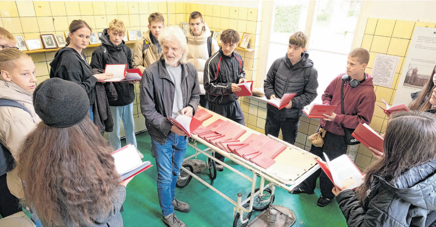 Zu wenig Raum für Besuche von Schulklassen bemängelt der Gedenkkreis Wehnen um seinen Vorsitzenden Ingo Harms (Mitte) für seine Erinnerungsstätte.