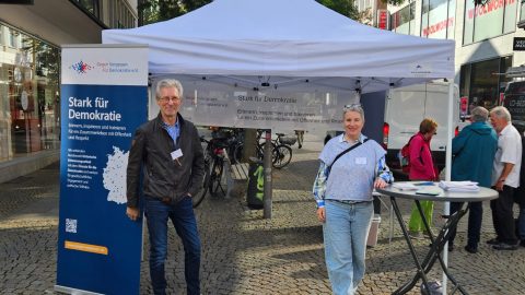 Mit einer Bodenzeitung zum Mitmachen: Gegen Vergessen – Für Demokratie in Hildesheim